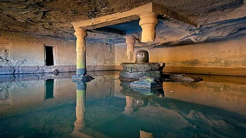 Mysterious Kedareshwar Cave : महाराष्‍ट्र में एक ऐसा मंदिर ज‍िसके रहस्‍य ने विज्ञान के सारे न‍ियम ह‍िला कर रख द‍िए हैं। (Wikimedia Commons)