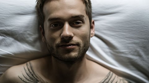 Antisocial Personality Disorder :इनका व्यवहार अस्थिर हो सकता है और कुछ मामलों में ये मादक द्रव्यों और शराब के दुरुपयोग से भी पीड़ित हो सकते हैं। (Wikimedia Commons)