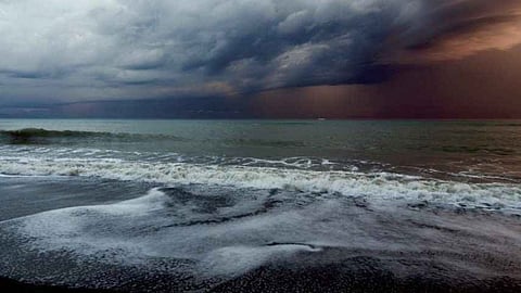 BEST HAUNTED PLACES IN INDIA: सूरत का डुमास बीच , माना जाता है कि शाम के वक्त यहां चलने से आत्माओं से टकराने कि संभावना बढ़ जाती है। (Wikimedia Commons)