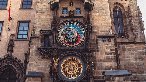 Prague Astronomical Clock : ये साधारण घड़ियों की तरह समय नहीं बताती है, बल्कि सूर्य और चंद्रमा की स्थिति बताती है।  (Wikimedia Commons)