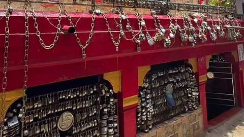 Prayagraj Famous Lock Temple : यहां पर भक्त अपनी मनोकामना के लिए श्रद्धा से मंदिर प्रांगण में ताला लगाकर जाते है। (Wikimedia Commons)