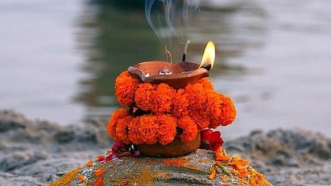 Jyeshtha Amavasya 2024 :अमावस्या के दिन पितरों को खुश करने के लिए आप पिंडदान, श्राद्ध, पंचबलि कर्म आदि कर सकते हैं। (Wikimedia Commons)