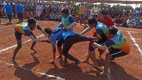 Ancient Story of Kabaddi : कबड्डी, तमिल शब्द काई-पुडी से बना है, जिसका मतलब है हाथ पकड़ना। (Wikimedia Commons)