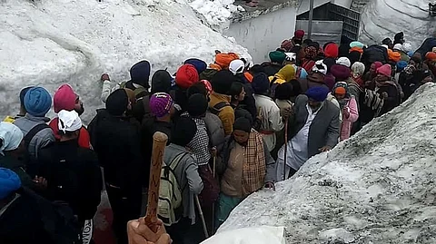 Hemkund Sahib : यहां हर दिन करीब 2 हजार से अधिक श्रद्धालु हेमकुंड साहिब दर्शन के लिए पहुंच रहे हैं। (Wikimedia Commons)