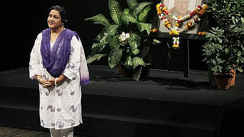 नादिरा बब्बर का जीवन एक ऐसा सफ़र रहा है जिसमें संघर्ष, सृजन, समाज सभी रंग गहराई से दिखाई देते हैं।