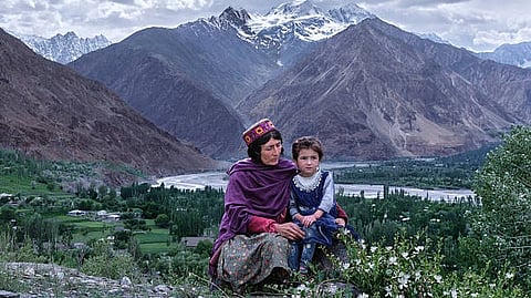 हुंजा वैली (Hunza Valley) कि एक महिला अपने बच्चे को गोद में बिठाई हुई है