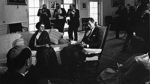 इंदिरा गांधी (Indira Gandhi) और उनके कैबिनेट सदस्य