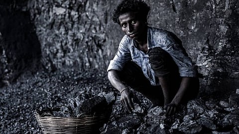 झारखंड (Jharkhand) कोयला निकालता एक लड़का