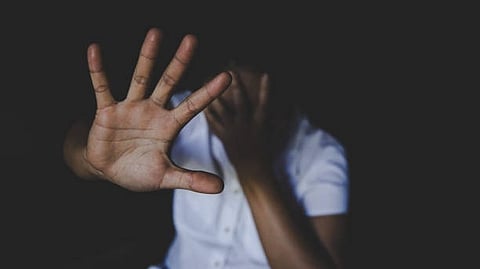 पुरषों पर होने वाले अत्याचार को दिखती तस्वीर