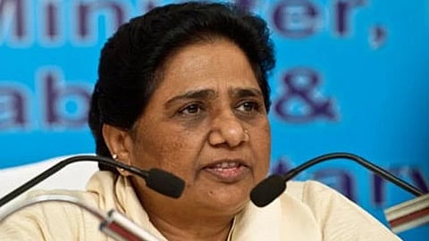 इस तस्वीर में मायावती हैं और वह कुछ समझा रही हैं।