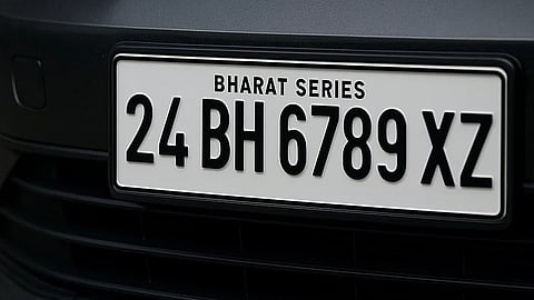 एक गाड़ी का नंबर प्लेट जहां बीएच सीरीज (BH Series) का नंबर लिखा है