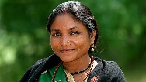 चंबल के बीहड़ों से निकली फूलन देवी, दलित महिलाओं के संघर्ष की प्रतीक बनीं।
(Sora AI)
