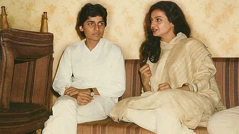 फरजाना हमेशा से रेखा की छाया रही हैं। वह अक्सर स्मार्ट सूट और छोटे बालों में नज़र आती हैं। मीडिया की नज़रों से बचते हुए भी वह रेखा (Rekha) के हर काम पर नज़र रखती हैं। (AI)