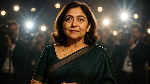 इस तस्वीर में दीप्ति नवल हरे रंग की साड़ी पहने हुए दिखाई दे रही हैं। उनके पीछे बहुत सारे लोगों की भीड़ नज़र आ रही है।