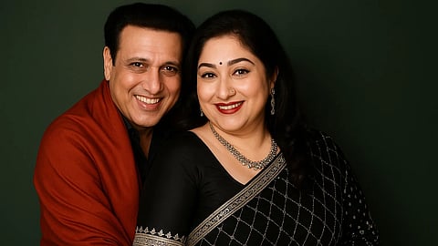 इस तस्वीर में गोविंदा और सुनीता है, सुनीता ने काले रंग की साड़ी पहनी है और गोविंदा ने लाल रंग का सूट