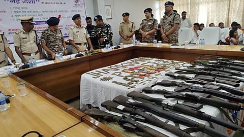 लातेहार में नौ नक्सलियों ने पांच एके-47 सहित हथियारों के जखीरे के साथ किया सरेंडर