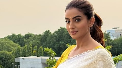 अक्षरा ने इंस्टाग्राम पर दो तस्वीरें पोस्ट की हैं, जिनमें वह बेहद खूबसूरत और आकर्षक दिख रही हैं