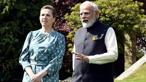 इस तस्वीर में प्रधानमंत्री मैटे फ्रेडरिक्सन और प्रधानमंत्री नरेंद्र मोदी दिखाई दे रहे हैं।