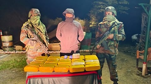 तीन लोग खड़े है