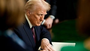 डोनाल्ड ट्रम्प कुछ लिखते हुए नज़र आ रहे है