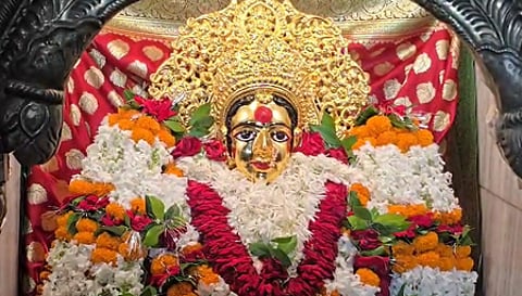 शारदीय नवरात्रि का मंगलवार को दूसरा दिन है। इस दिन मां दुर्गा के दूसरे रूप, मां ब्रह्मचारिणी, की पूजा-अर्चना की जाती है।