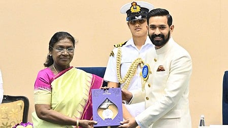 विक्रांत मैसी राष्ट्रपति द्रौपदी मुर्मू से पुरस्कार लेते हुए