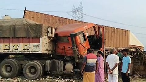 तेज रफ्तार ट्रक होटल में जा घुसा, एक की मौत, दो घायल