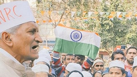 77 साल की उम्र में भी पूर्व IIT प्रोफेसर विपिन कुमार त्रिपाठी दिल्ली की गलियों में पैम्पलेट बाँटते हुए नफ़रत और हिंसा के ख़िलाफ़ खड़े हैं।