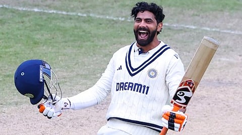 रवींद्र जडेजा हाथ में बैट पकड़े है और वह घुटने पर बैठे है और उनके चेहरे पर एक्ससिटेमेंट झलक रही है