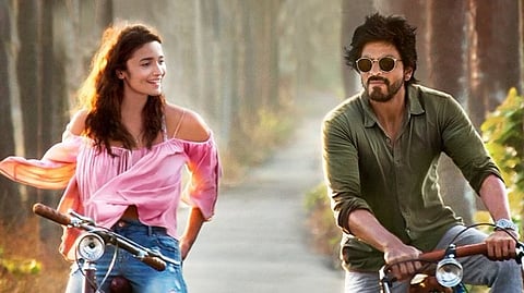 इस तस्वीर में डिअर ज़िन्दगी पिक्चर का एक सिन है जिसमे शाह रुख खान और आलिआ भट्ट साइकिल चला रहे है