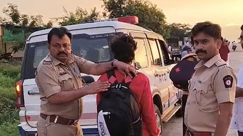 लातूर में श्रद्धालुओं के बैगों पर लगाए जा रहे रिफ्लेक्टर, हादसे से होगा बचाव