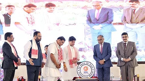 भारत संचार निगम लिमिटेड (बीएसएनएल) ने शनिवार को भारत टेलीकॉम स्टैक को लॉन्च किया। यह नेटवर्क पहली बार 26,700 से अधिक गांवों को हाई-स्पीड इंटरनेट कनेक्टिविटी से जोड़ेगा।