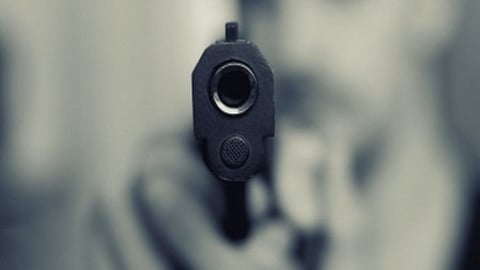 महाअष्टमी की देर रात हावड़ा के संध्या बाजार इलाके में फायरिंग की घटना हुई। इस घटना में एक व्यक्ति घायल हुआ।