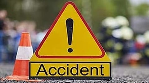 यमुना एक्सप्रेसवे पर सड़क हादसा : डिवाइडर से टकराई बस, 13 यात्री हुए घायल
