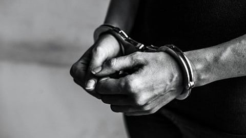 मुंबई के वीपी रोड पुलिस ने एक हनीट्रैप गिरोह का पर्दाफाश करते हुए तीन महिलाओं को गिरफ्तार किया है।