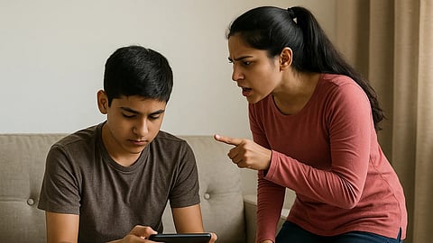 बहन भाई को डांटती हुई