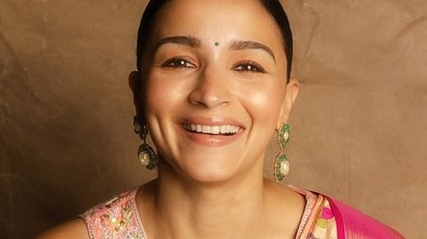 आलिया भट्ट ने हाल ही में काजोल और ट्विंकल खन्ना के शो 'टू मच विद काजोल एंड ट्विंकल' पर अपने और रणबीर कपूर के रिश्ते की शुरुआत के बारे में दिलचस्प खुलासा किया।