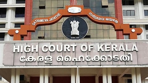 केरल उच्च न्यायालय ने सोमवार को सबरीमाला गोल्ड-प्लेटिंग विवाद की जांच के लिए विशेष जांच दल (एसआईटी) के गठन का आदेश दिया।
