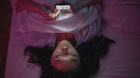 आज की डिजिटल दौड़ में जनरेशन ज़ी (Gen Z) नींद से दूर होती जा रही है