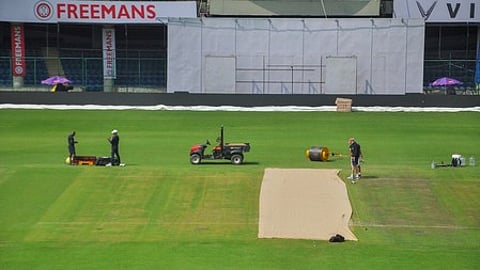 क्रिकेट का खेल का मैदान