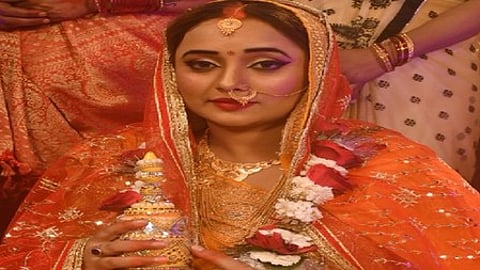 भोजपुरी एक्ट्रेस रानी चटर्जी सोशल मीडिया पर सुर्खियां बटोर रही हैं।