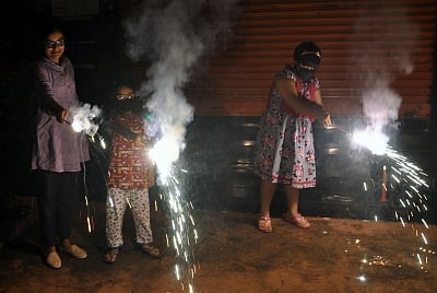 बच्चे फूलजड़ी जलाते हुए