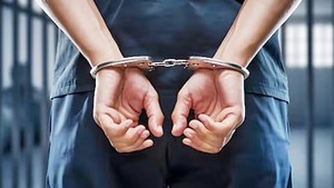 दिल्ली के मोती नगर थाना क्षेत्र में मालिक के 18.25 लाख रुपए लेकर फरार हुए कर्मचारी को पुलिस ने गिरफ्तार कर लिया है।