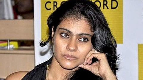 काजोल किसी इवेंट में मुस्कुराए हुए