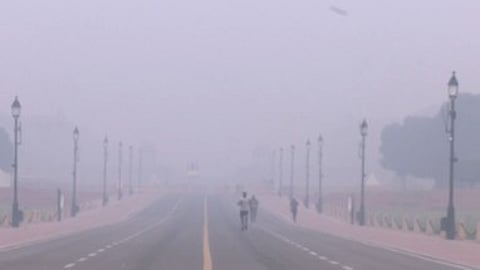 खाली सड़क पर पोल्लुशण वाली हवा दिख रही है