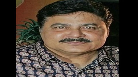 एक व्यक्ति की तस्वीर, क्लोज़-अप में चेहरा स्पष्ट दिखाई दे रहा है|