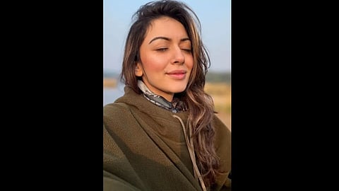 आँखें बंद महिला प्यारी मुस्कान के साथ आराम करती हुई।