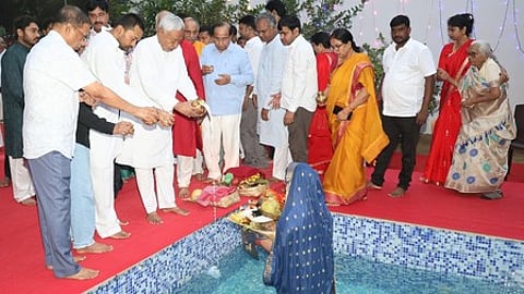 सीएम नीतीश उषा अर्घ्य देते हुए दिख रहे इस तस्वीर में