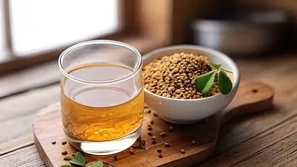 ग्लास में हेल्दी ड्रिंक के साथ स्वस्थ सामग्री, आयुर्वेदिक और पौष्टिक पेय का प्रतिनिधित्व।