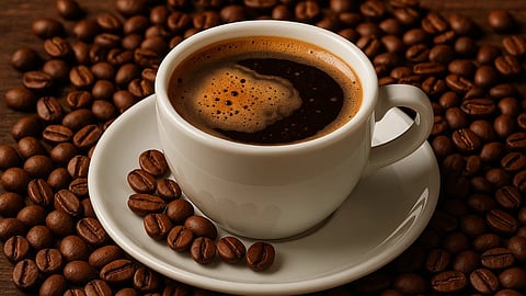 एक कप में कॉफी रखा हुआ है, और उसके निचे चारो तरफ कॉफी बिखरे हुए पड़े है